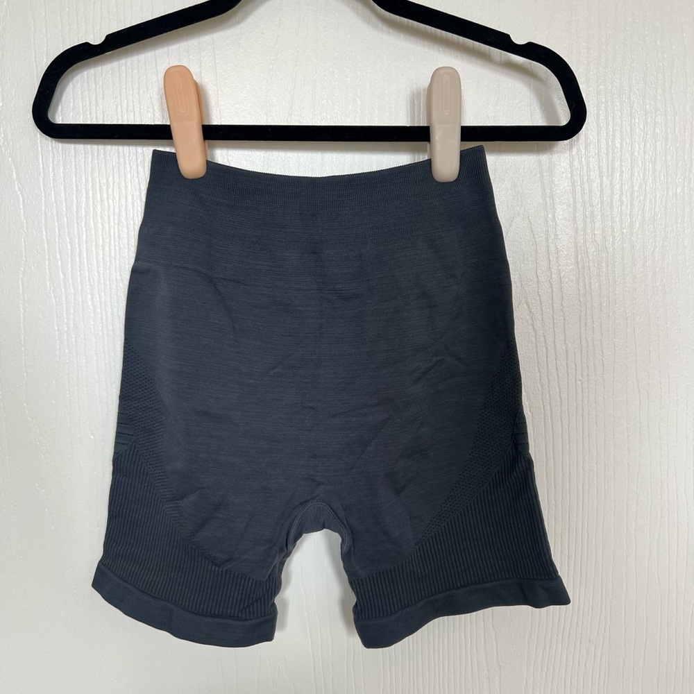 Alphalete Seamless High-Waist Biker Shorts - Charcoal Gray